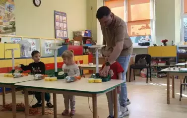 Dzieci uruchamiają diody za pomocą paneli słonecznych