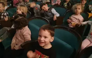 Uśmiechnięty Wiktor i Tosia na widowni