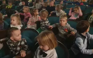 Dzieci z grupy 1 z zainteresowaniem  oglądają teatr