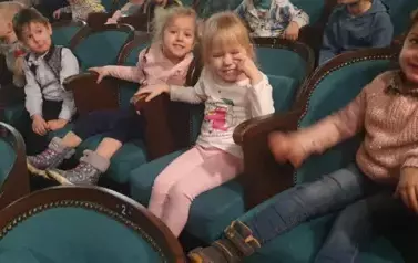 Dzieci z gr 1 czekają na spektakl