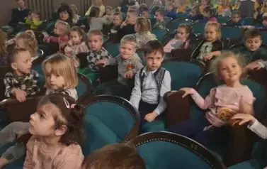 Dzieci podziwiają światła, scenę i widownię teatru