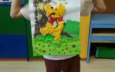 Filip pozuje z pracą plastyczną