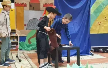 Kot kupuje buty
