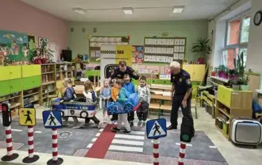 Zajęcia ze Strażą Miejską na temat bezpieczeństwa na drodze 4
