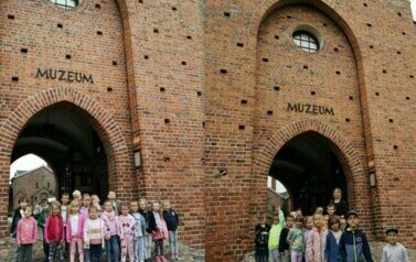 zdjęcia przedstawiają grupęV i IV pozującą do zdjęcia