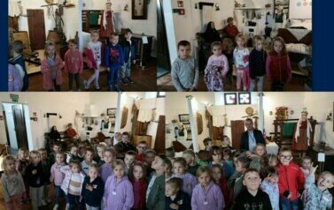 kolaż zdjęć dzieci z grupy IV i V pozującej do zdjęć w muzeum