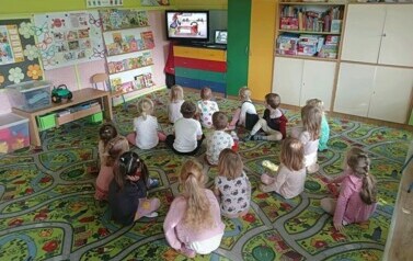 dzieci oglądają bajkę o kropce