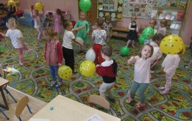 Dzieci bawią się balonami