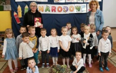 Panie i dzieci z grupy III pozują do zdjęcia