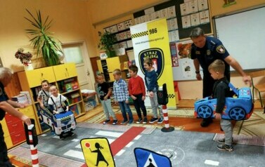 Dzieci uczestniczą w zajęciach o ruchu drogowym