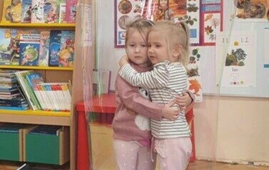 Pola i Iza w bańce