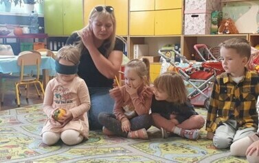 Zuzia z grupy II odgaduje jakie to warzywo po dotyku.