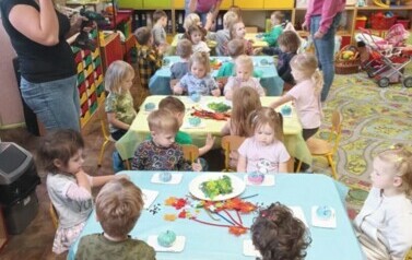 zdjęcie grupowe dzieci z grupy I i II prezentujące pomalowane dynie