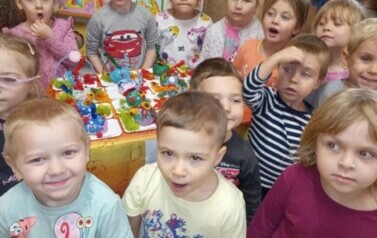 Dzieci z grupy III stają w szatni wraz ze swoimi pracami