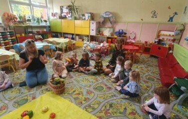 Dzieci z grupy II i I nazywają warzywa i owoce