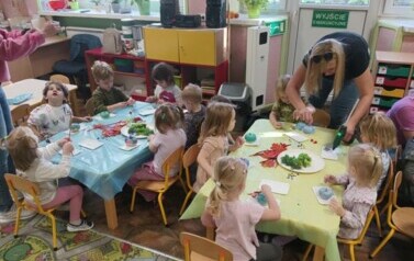 Dzieci z grupy I i II ozdabiają dynie tworząc ogrodowe stworki