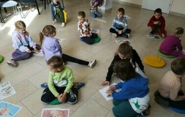 Dzieci ukłądają puzzle