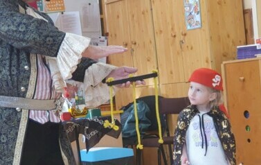Pirat Czarodziej i Tosia robią sztuczkę z pierścionkem