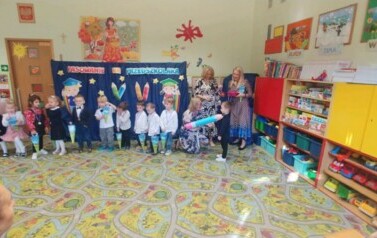 Pani Dyrektor pasuje dzieci z grupy 1