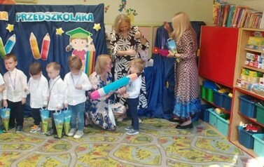 Pani Dyrektor pasuje Alena na przedszkolaka