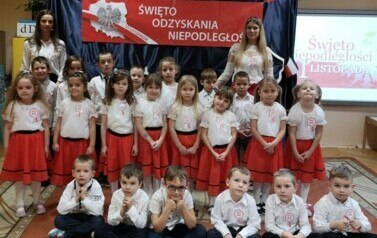 Dzieci z grupy V pozują do zdjęcia