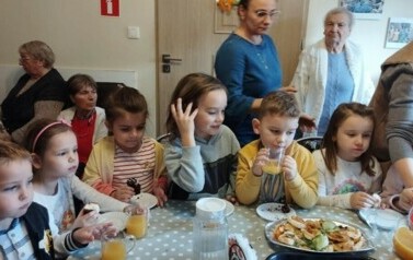 Poczęstunek w Domu SENIOR-WIGOR
