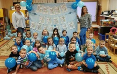 Dzieci z grupy VI pozują do zdjęcia