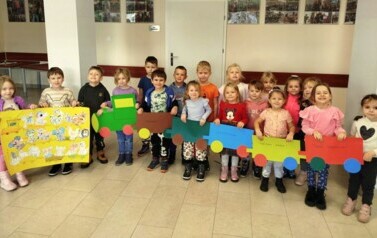 Dzieci pozują z pracą plastyczną