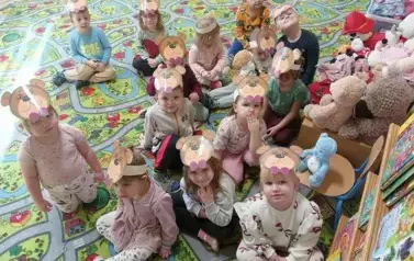 dzieci przesyłają całuski do zdjęcia