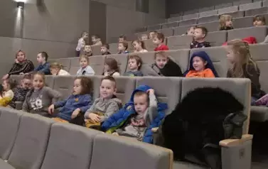 Dzieci czekają na bajkę