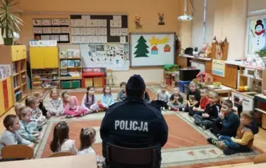 Dzieci słuchają pani policjantki