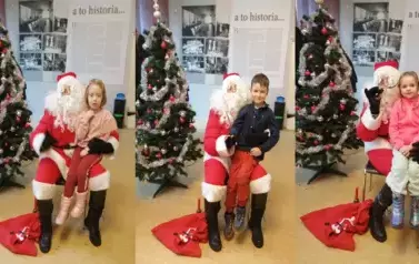 Dzieci pozują z Mikołajem