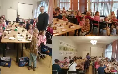 Dzieci i rodzice na poczęstunku