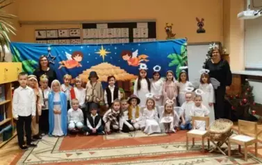 Dzieci i panie pozują do zdjęcia