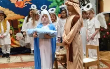 dzieci występują na jasełkach
