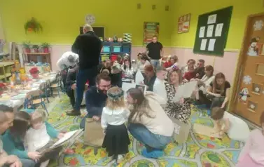 Dzieci i rozice oglądają prezenty