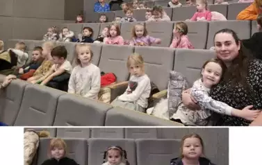 Dzieci i pani z gr IV pozują do zdjęcia