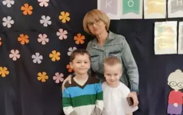 Babcia i wnuczęta pozują do zdjęcia