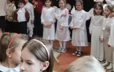 Dzieci występują na uroczystości