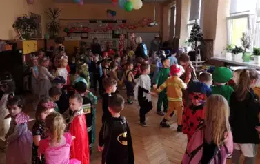 Dzieci bawią się na balu karnawałowym