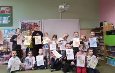 Dzieci pozują do zdjęcia