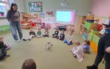 Dzieci obserwują kota