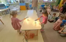 kolejna para dzieci porusza autami z panelami solarnymi