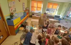 dzieci oglądają lampy z panelami solarnymi