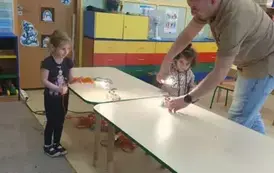 Dziewczyki uruchamiają mini pojazdy na panele słoneczne