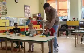 Dzieci uruchamiają diody za pomocą paneli słonecznych