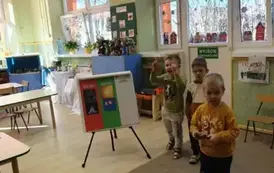 Chłopcy dzielą źr&oacute;dła energii na odnawialne i nieodnawialne