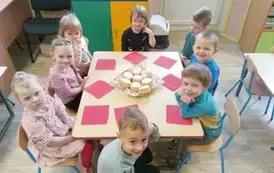 Uśmiechnięte dzieci czekają a pączki