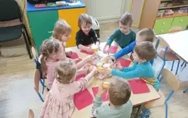 Dzieci sięgają po pączki