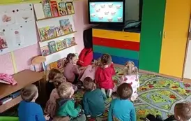 dzieci ogldają film na temat tłustego czwartku
